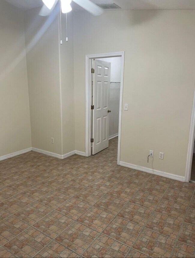 Building Photo - 713 Ellen St