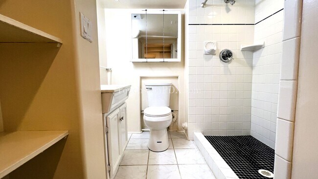 Building Photo - Large 2 Bed / 1 Bonus Room in the Brooklyn Neighborhood off SE Milwaukie Ave.