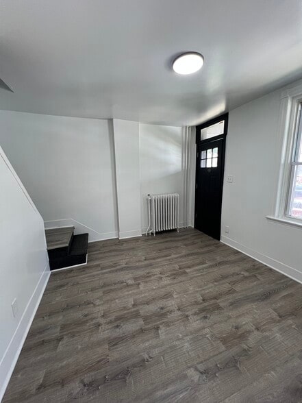 Building Photo - 305 E 20th St