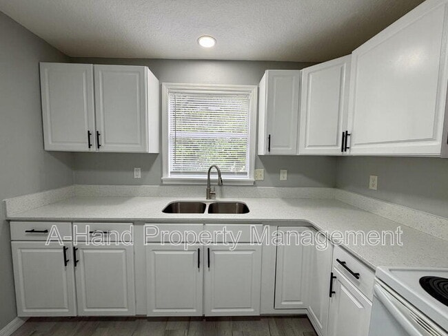 Building Photo - 558 E Desoto St