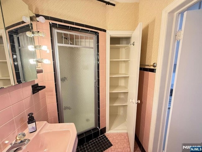 Building Photo - 272 Frances St