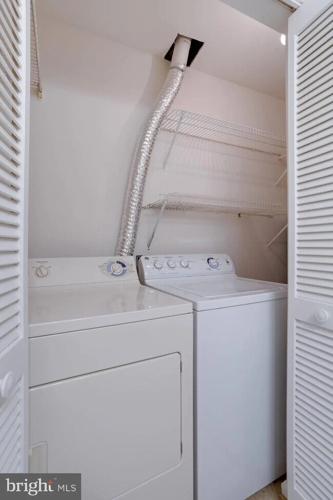 In-unit laundry - 3178 Summit Square Dr