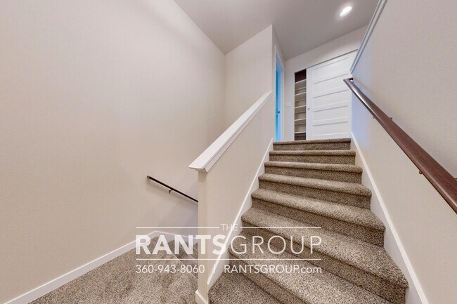 Building Photo - Beautiful Home! Easy JBLM Commute!