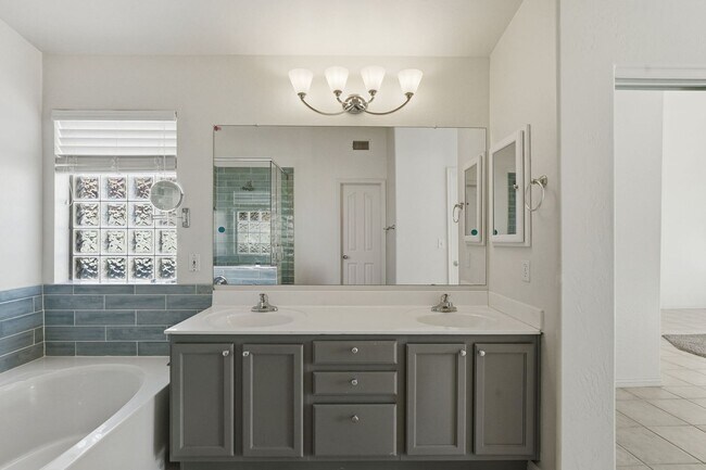 Building Photo - Four beds! Gilbert Location!