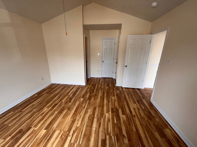 Building Photo - 885 Ridge Rd