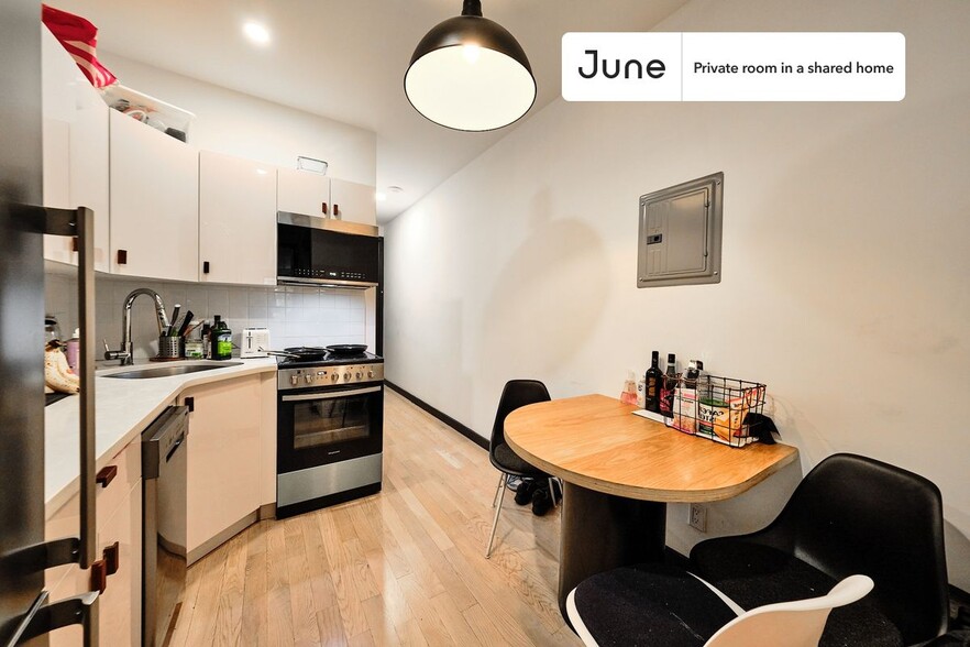 Building Photo - Room in Shared 3 bed/3 bath home