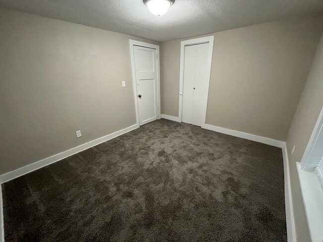 Building Photo - 3 Bed/1 bath home with 2 car garage for rent!