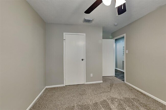 Building Photo - 2818 Silver Falls Dr