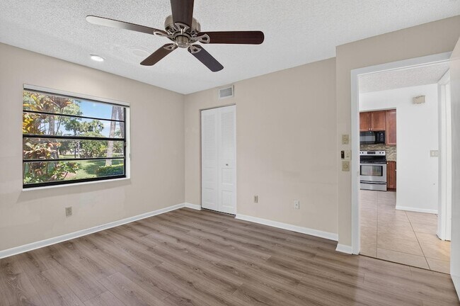 Building Photo - 9264 Vista Del Lago