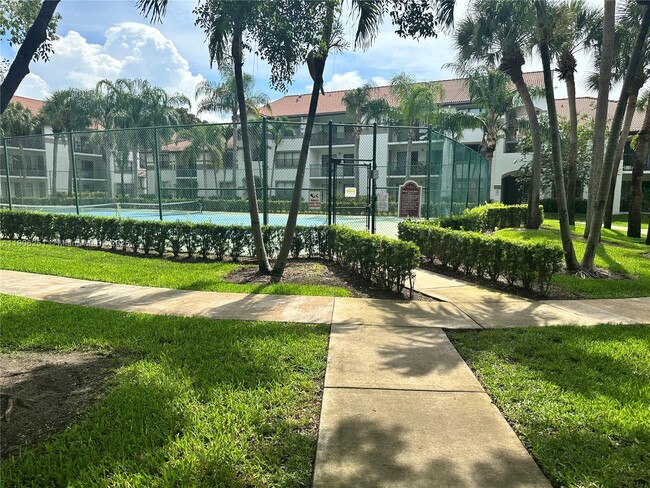 Building Photo - 650 S Park Rd