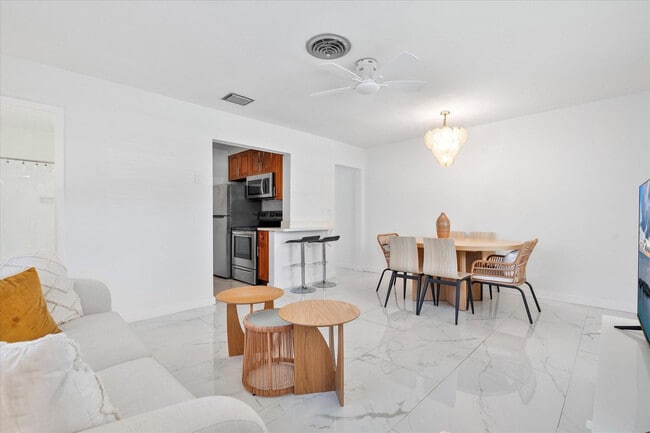 Building Photo - 440 N Rainbow Dr