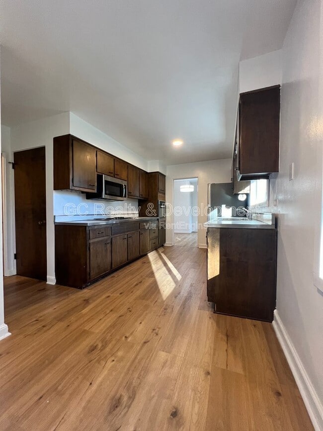 Building Photo - 1409 W 53rd Pl