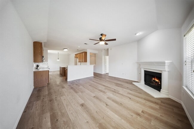 Building Photo - 6000 Meadowglen Dr