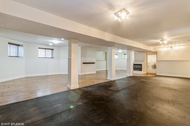 Building Photo - 836 E 52nd St
