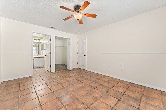 Building Photo - Charming 3-Bedroom, 2-Bath Home with Bonus Room in Poinciana!