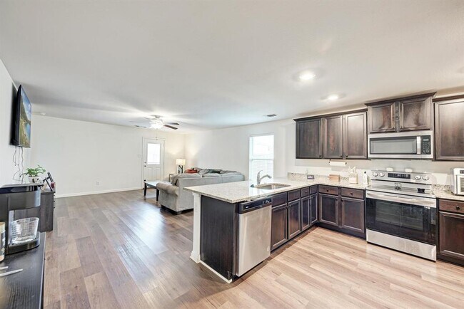 Building Photo - 132 Maywood Ln
