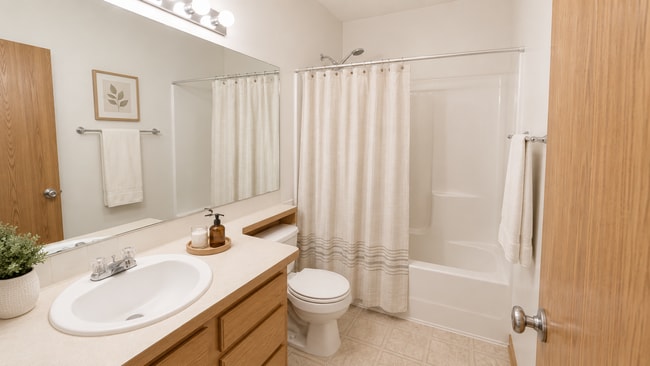 Building Photo - Pet friendly 3 bedroom home availanle June 1st!