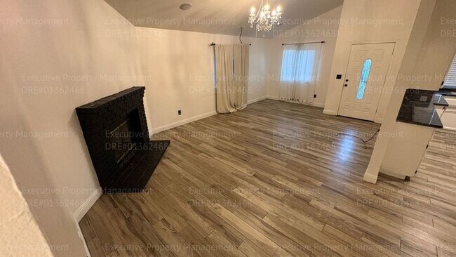 Building Photo - 3 bedroom 2 bathroom home with pool and near shopping centers.