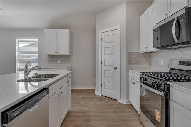 Building Photo - 4695 W Aurora St