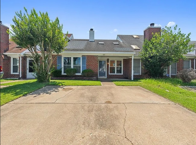 Building Photo - 529 Brisa Dr