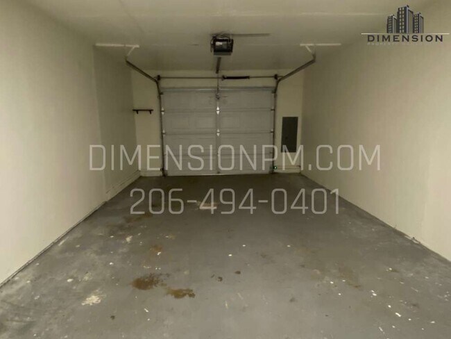 Building Photo - Wonderful 2 bed/1 bath duplex with firepla...