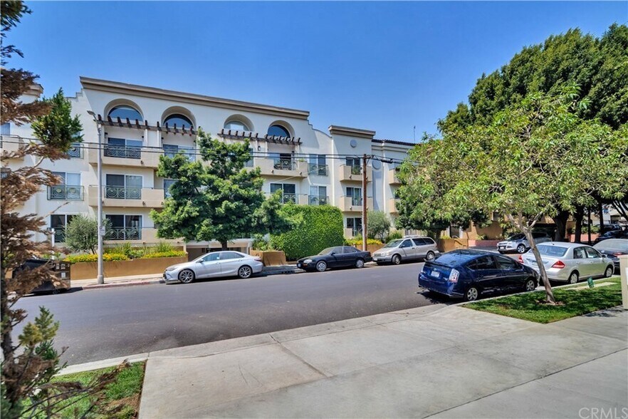 Building Photo - 1353 N Fuller Ave