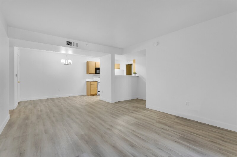 Building Photo - 950 Seven Hills Dr