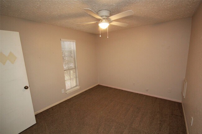 Building Photo - 22619 Braken Carter Ln