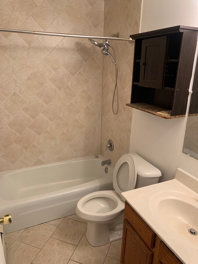 Building Photo - 1016 E 150th Pl