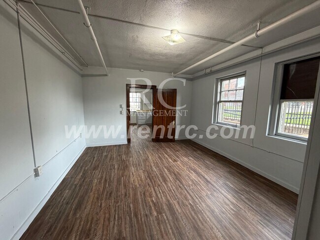 Building Photo - 210-148 Walnut-