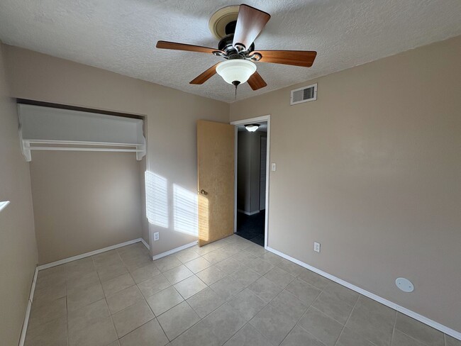 Building Photo - Beautiful 5 Bedroom NE Heights Home With B...