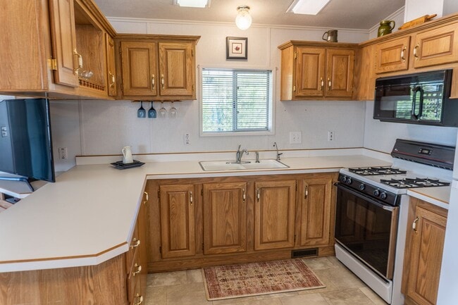 Building Photo - Cozy & Bright Manufactured Home in Fortuna...