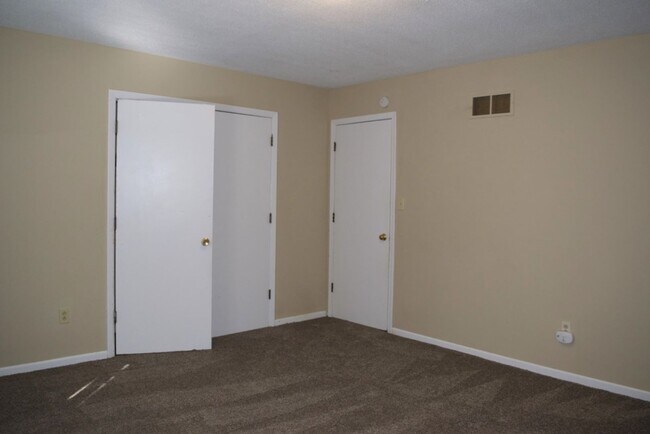 Building Photo - Nice 3 Bedroom 2.5 Bathroom Townhome