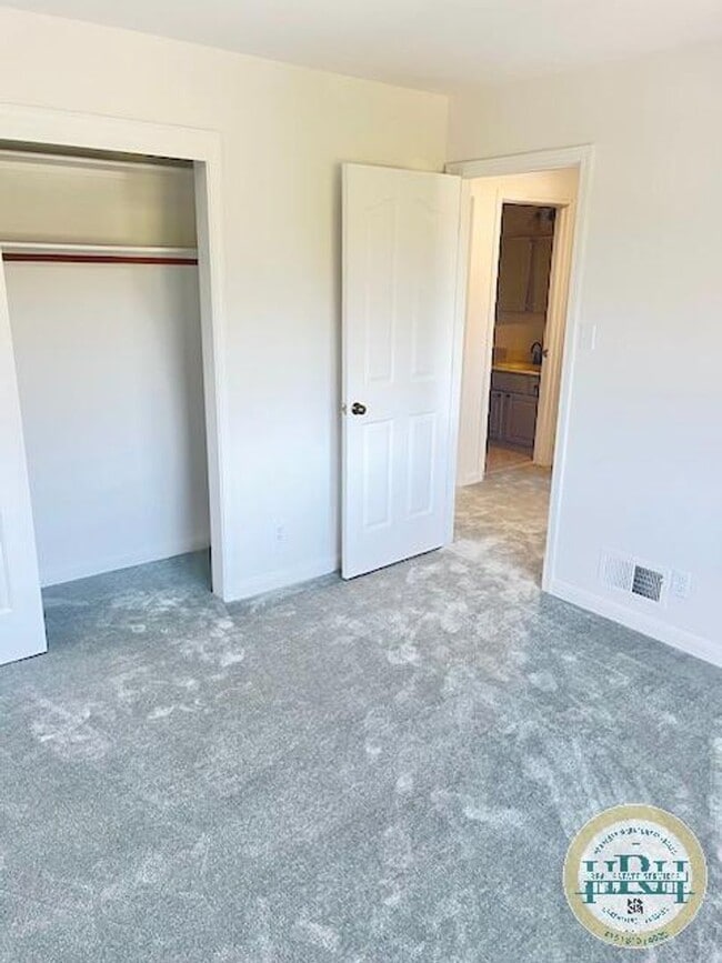 Building Photo - Spacious 3BR|2.5BA Home in the heart of Br...