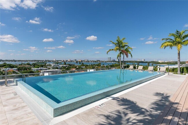 Building Photo - 9940 W Bay Harbor Dr