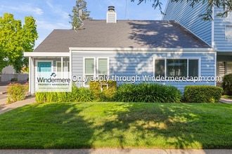 Building Photo - Beautiful Townhome in Orangvale