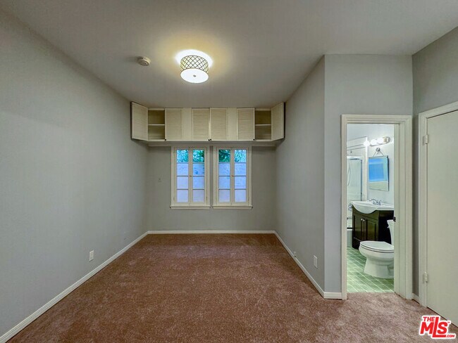 Building Photo - 340 N Oakhurst Dr