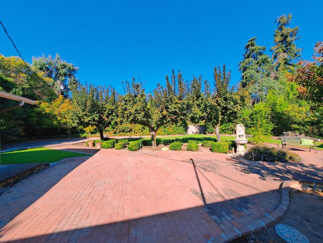 Building Photo - Beautiful Single Level Home on a Half Acre...