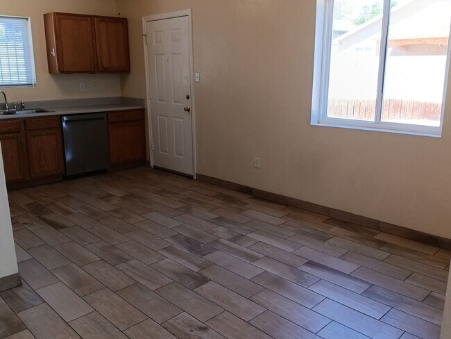Building Photo - 3 Bedroom, 2 Bathroom Home! Schedule a Showing Soon!
