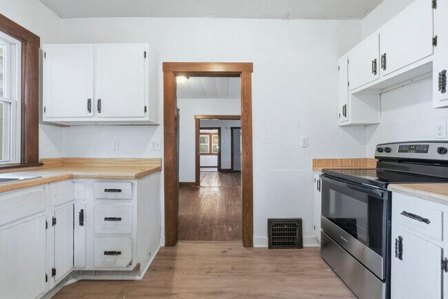 Building Photo - New 2 bedroom house listing!