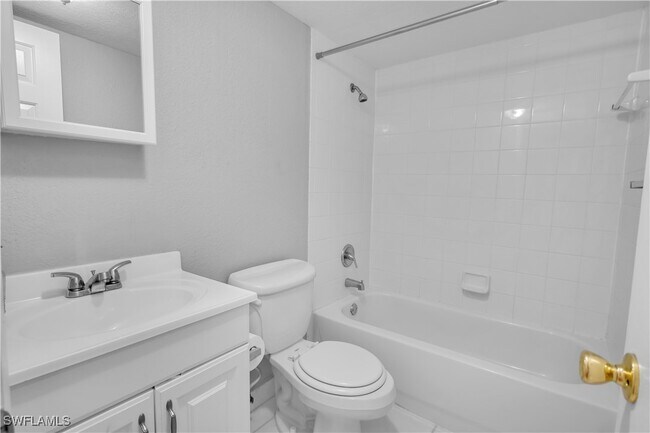 Building Photo - 4617 Bayshore Dr