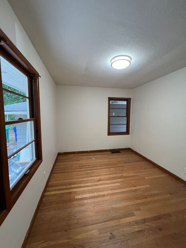 Building Photo - Reserve Now: Spacious, Newly Renovated 5-B...