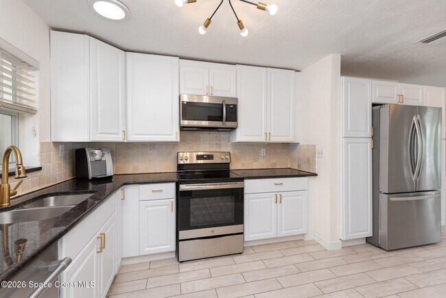 Building Photo - 705 3rd Ave