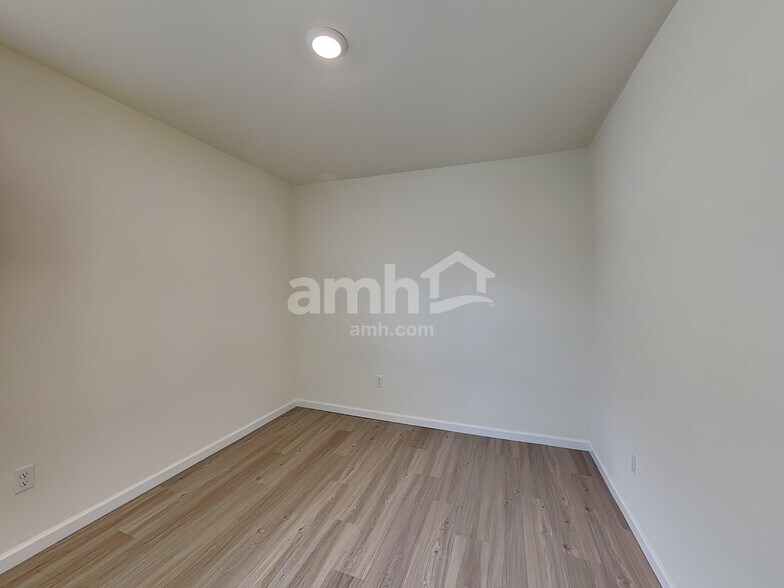 Building Photo - 1221 W 17th Ave