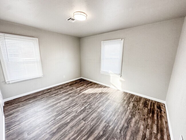 Building Photo - Updated 2bed/1bath in the heart of Midwest City