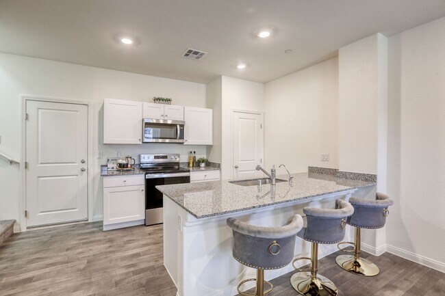 Building Photo - Furnished Henderson 3BR w/ Community Pool & fitness center