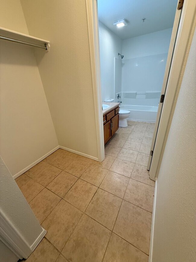 Building Photo - 3/2 Condo for Rent