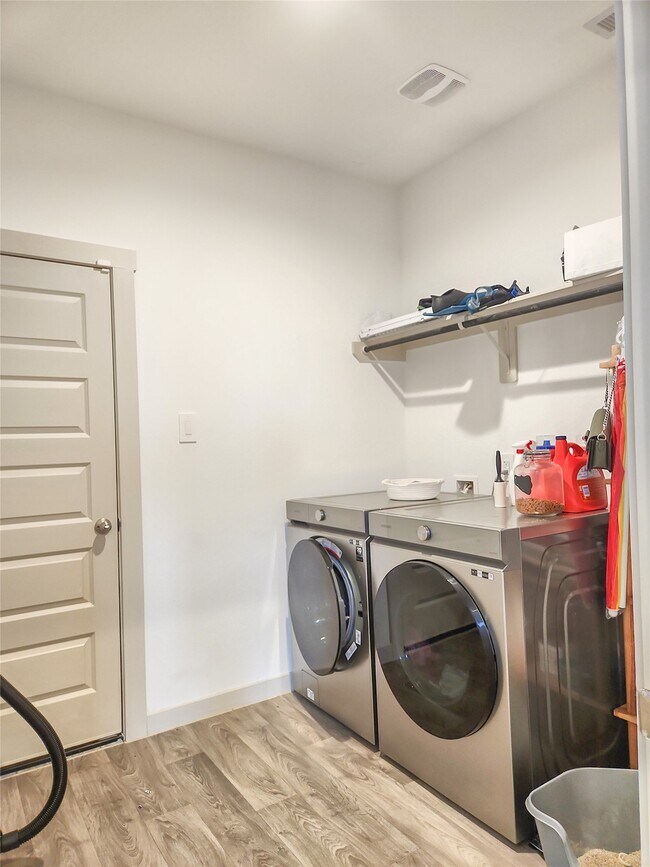 Building Photo - 7219 Sunbreeze Ln