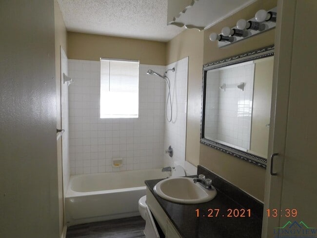 Building Photo - 605 Circle Dr