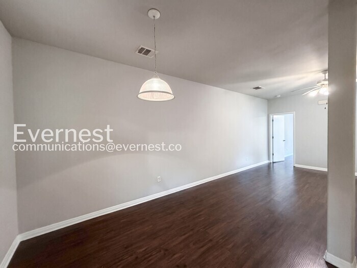 Building Photo - 1011 Iola Dr